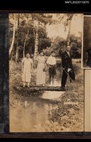 藏品(2名男性與2名女性於戶外合照)的圖片