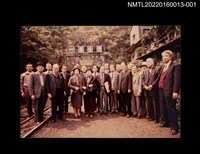藏品(瀛社成立七十五週年吟會1：會員於礦坑鐵道旁合照)的圖片