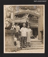 藏品(王鵬程與夫人王彩娥女士在關仔嶺碧雲寺前合影)的圖片