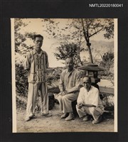 藏品(王鵬程等3人於庭院內合影)的圖片