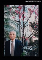 藏品(李錦上半身獨照（室外）（2009-02-12）)的圖片