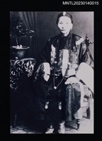 藏品(賴楊儀坐姿官服照（翻拍照）)的圖片