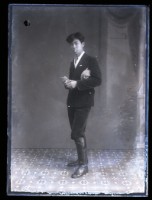 藏品(年輕男子個人照)的圖片