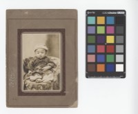 藏品(嬰孩肖像與二我寫真館紙本相框)的圖片