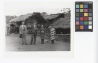 藏品(鄧南光與三人茅草屋前合影)的圖片