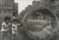 藏品(〈公寓的孩子〉)的圖片