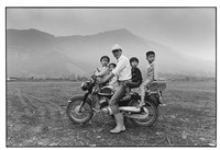 藏品(《失落的優雅》系列：〈摩托車上的一家人〉)的圖片