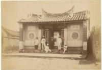 藏品(副軍需官於馬公市廟宇前合照)的圖片