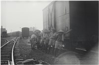 藏品(《快門時機》系列：〈台中車站苦力〉)的圖片