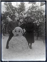 藏品(玻璃版底片：洪孔達與郭清肅於東京自宅庭院)的圖片