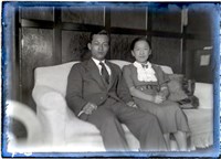 藏品(玻璃版底片：洪孔達與郭清肅合照)的圖片