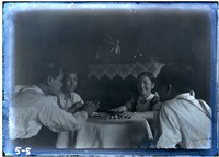 藏品(玻璃版底片：郭清肅與友人玩麻將)的圖片