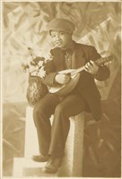 藏品(彈曼陀林女扮男)的圖片