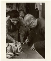 藏品(〈父親在北溝村小店寫春聯，1950s〉)的圖片