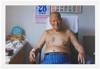 藏品(「韓戰反共戰俘的政治紋身」系列：〈何泰〉 )的圖片