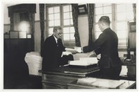 藏品(《報導攝影》系列：〈州知事傳遞文件〉)的圖片