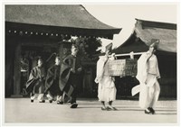 藏品(《報導攝影》系列：〈臺中神社祭司進神殿做儀式〉)的圖片