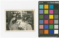 藏品(六人圍坐手拿蛋糕)的圖片