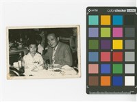 藏品(男孩施純全與施能雨坐於圓餐桌後)的圖片