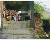 藏品(磚牆、有雜物)的圖片