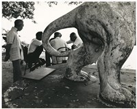 藏品(動物雕像、三位男性坐姿背影)的圖片