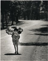 藏品(〈趕路〉：戶外女孩撐傘背小孩背影)的圖片