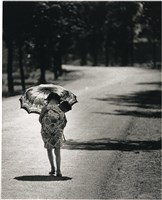 藏品(〈趕路〉：戶外女孩撐傘背小孩背影)的圖片