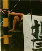 藏品(腿與電線桿)的圖片