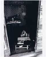 藏品(木構建築、蹲坐寫作業)的圖片