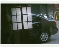 藏品(窗戶、街道上車子)的圖片