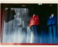 藏品(服飾店櫥窗、紅衣、藍衣、下雨)的圖片