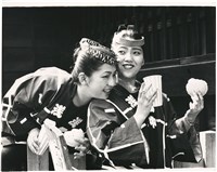 藏品(日本，兩個女子、傳統服飾)的圖片