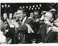 藏品(前景三男子、眾人齊唱)的圖片