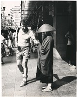 藏品(僧侶與西方短褲男子)的圖片