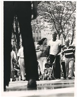 藏品(前景男子腿，中景黑人與小孩)的圖片