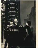 藏品(五個假人、大樓街景)的圖片