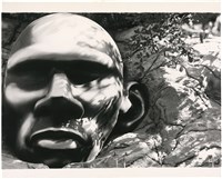 藏品(光頭雕塑人頭、岩石)的圖片