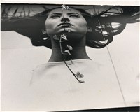 藏品(仰角廣告女子、樹枝)的圖片