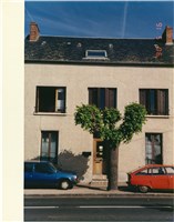 藏品(兩層平房，前有紅車藍車)的圖片