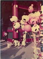 藏品(熊貓氣球、拉手風琴者與募款者)的圖片