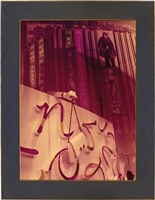 藏品(前景白手拿包包，背景為大樓廣告)的圖片