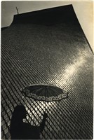 藏品(建築外牆格面前，女子背光側面撐傘)的圖片