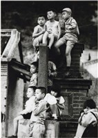 藏品(眾多小孩、磚構物、石碑)的圖片