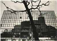 藏品(〈原宿(連作4~1)〉：玻璃大樓反射對面大樓全景，前景中央一棵樹)的圖片