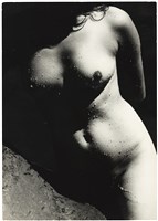 藏品(黑白，無頭女子裸體身上有水珠，光源自右上方)的圖片