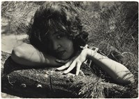 藏品(〈媚〉：女子趴於木頭上針葉叢之間、頭像)的圖片