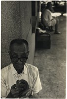 藏品(洗石子牆前戴眼鏡男子讀書)的圖片