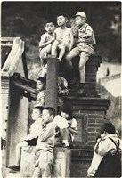 藏品(眾多小孩、磚構物、石碑)的圖片