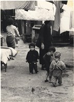 藏品(戶外曬棉被下老婦與三個小孩)的圖片