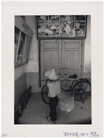 藏品(〈童年的回憶 5幅之2〉 ：舊戲院外，斗笠背影)的圖片